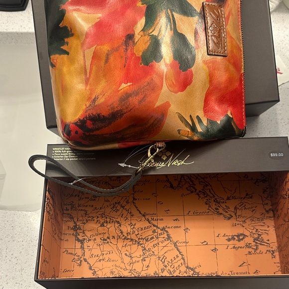 Patricia Nash Floral clutch, magnetic fold, zipper closure - Red and Black - Picture 5 of 5